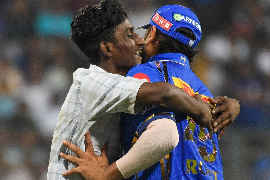 IPL 2024: Hardik Pandya booed again after dropping a difficult catch; pitch invader hugs rohit