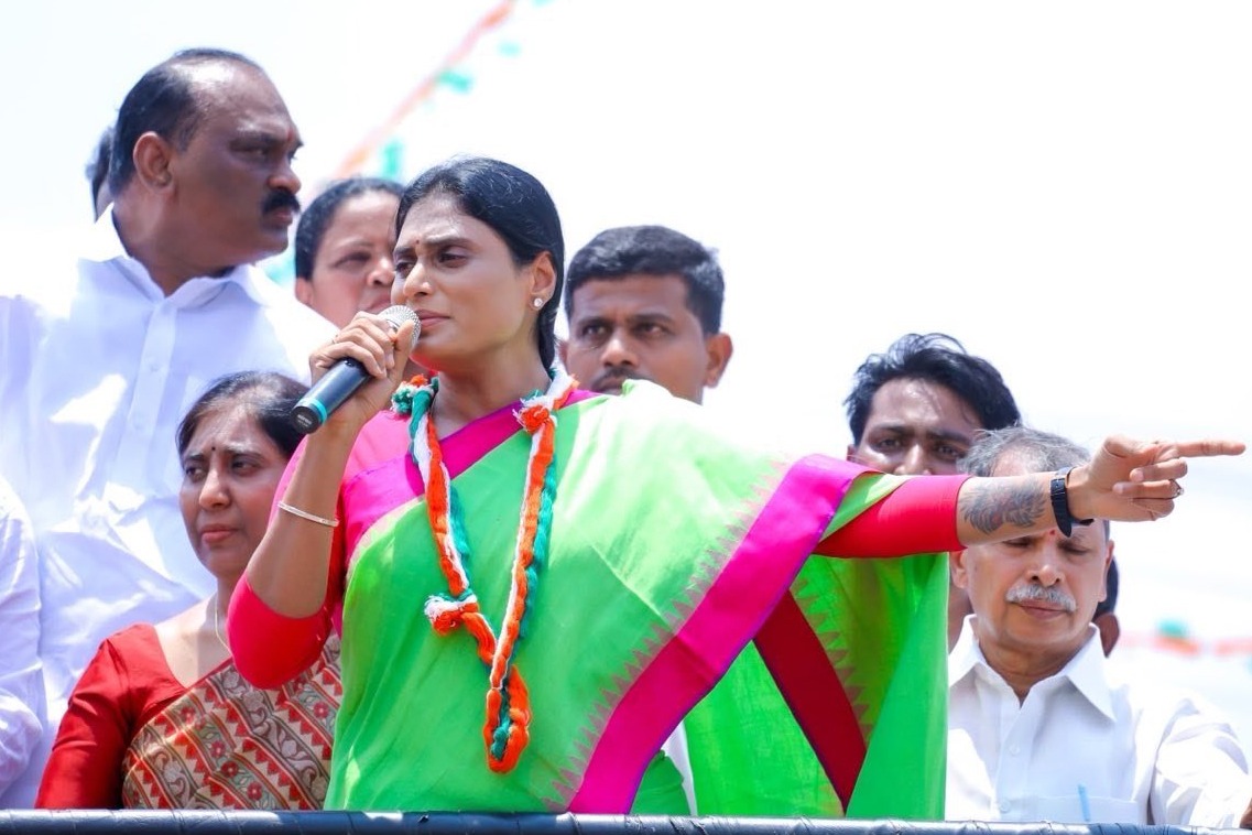 Jagan behind adding YSR's name to CBI cases: Sharmila