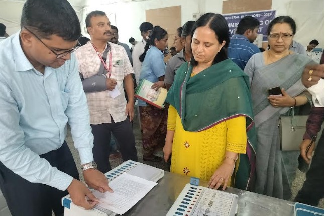 *ఎలక్ట్రానిక్ ఓటింగ్ మెషిన్ల కమిషనింగ్ ప్రక్రియను పరిశీలించిన ఎన్నికల సాధారణ పరిశీలకులు మంజురాజ్పాల్*