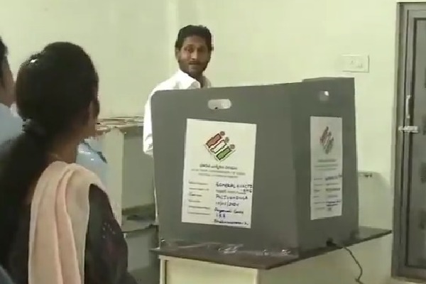 Andhra CM Jagan Mohan Reddy, TDP chief Chandrababu Naidu cast votes