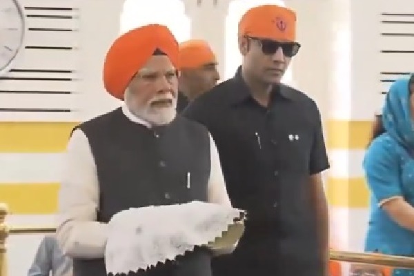 PM Modi serves langar at historic Patna Sahib Gurudwara