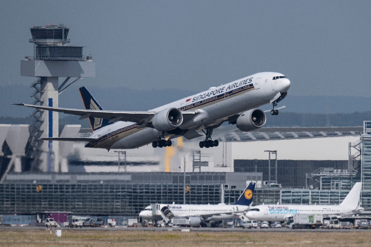 One dead, more than 30 injured on turbulent Singapore Airlines flight