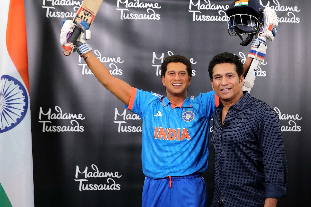 Sachin Tendulkar appearing alongside his wax figure at Madame Tussauds New York