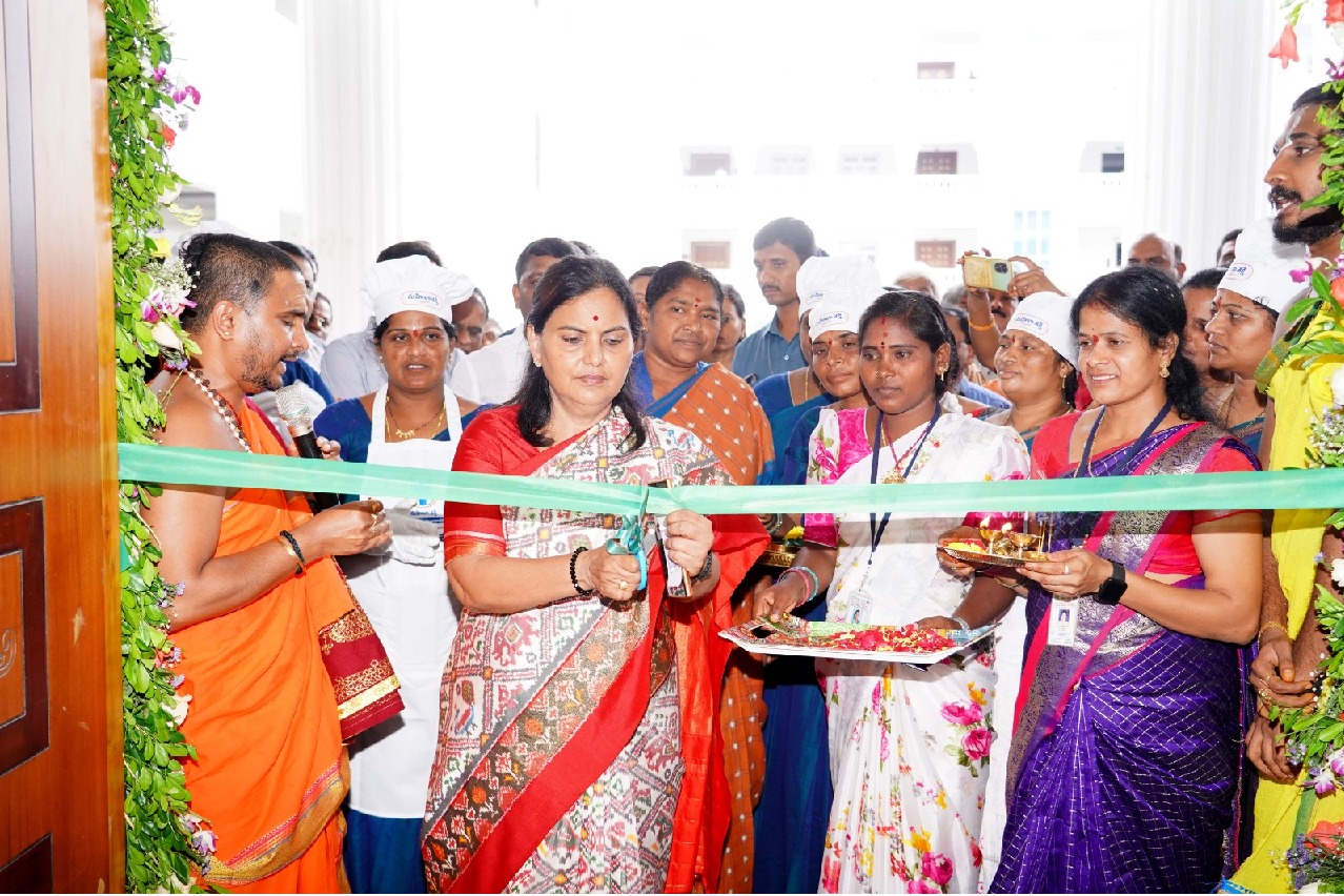 మహిళా శక్తి క్యాంటీన్లు ఒక బ్రాండ్ గా ఎదగాలని, దేశానికే ఆదర్శంగా నిలవాలని మంత్రి
సీతక్క, సీఎస్ శాంతి కుమారి ఆకాంక్షించారు
