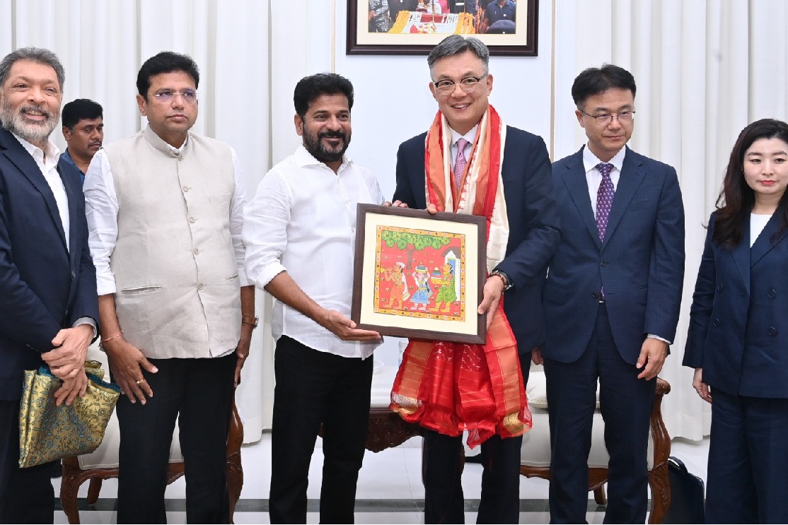 ఫొటోలు:- సచివాలయంలో ముఖ్యమంత్రి రేవంత్ రెడ్డి గారిని మర్యాదపూర్వకంగా కలిసిన రిపబ్లిక్ ఆఫ్ కొరియా రాయబారి హెచ్.ఈ.చాంగ్ జే-బోక్ బృందం