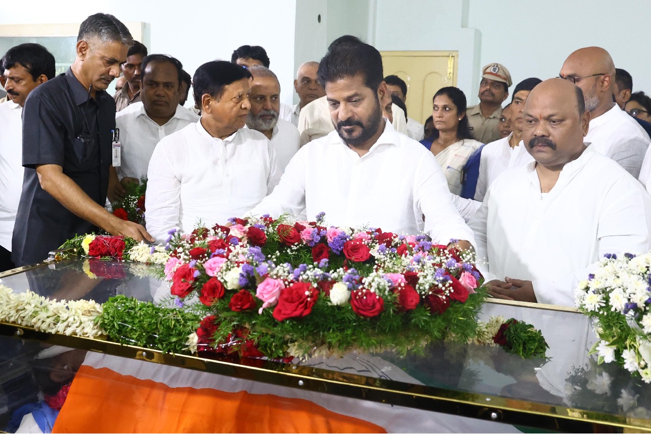 Telangana CM pays homage to senior Congress leader Srinivas