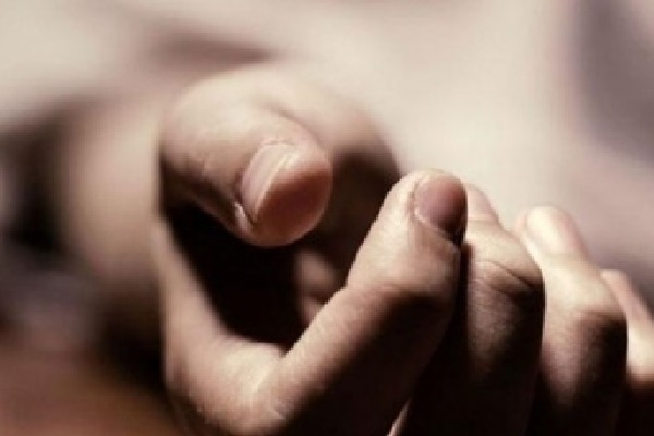 Andhra cop jumps before train after taking off uniform