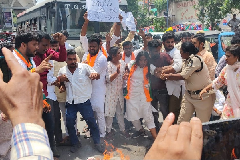 Hyderabad Police foil BJYM’s protest march to Congress office