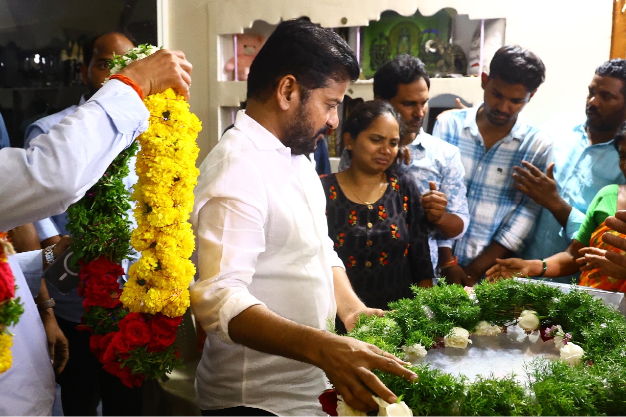 ఫొటోలు: కోస్గి మున్సిపల్ ఫ్లోర్ లీడర్ చింతల గోవర్ధన్ రెడ్డి భౌతికకాయానికి నివాళులు అర్పించిన సీఎం రేవంత్ రెడ్డి