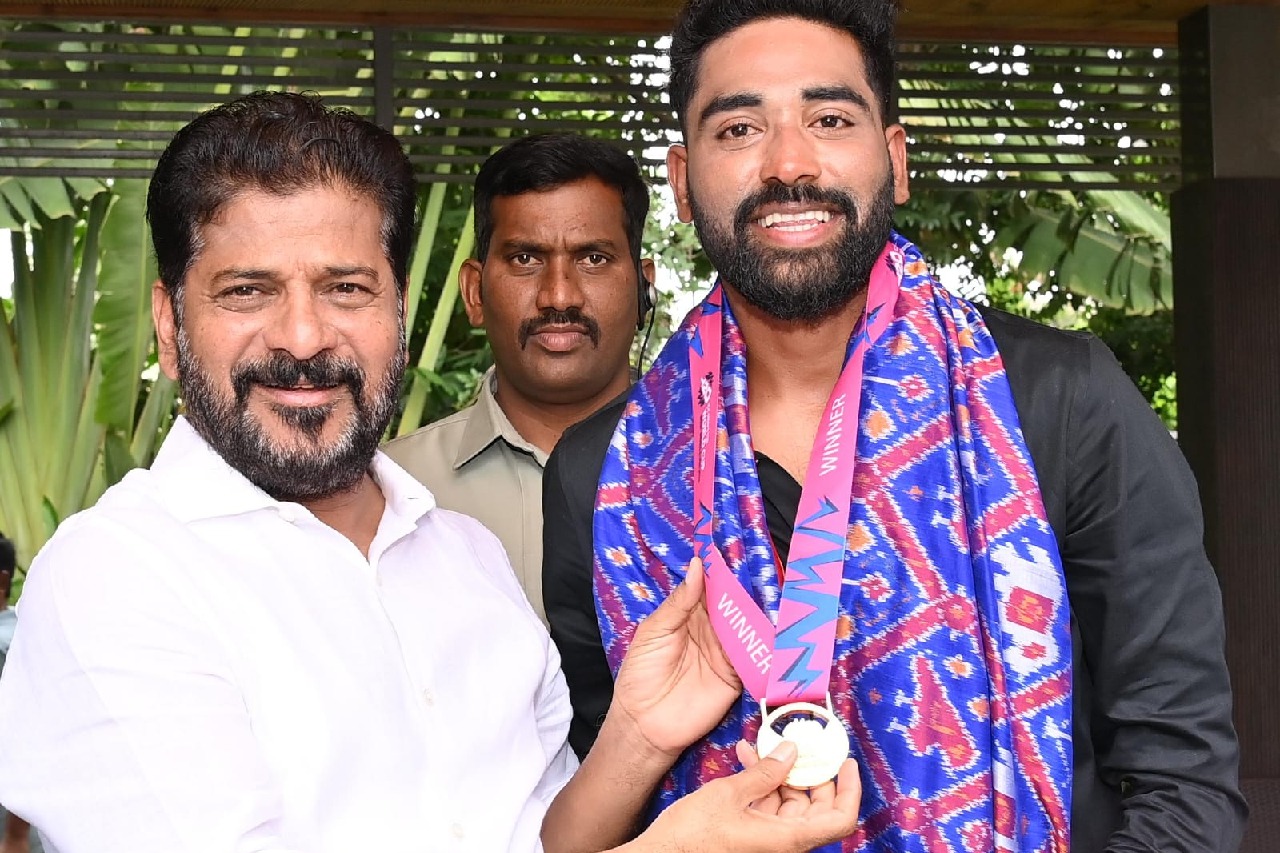 ముఖ్యమంత్రి రేవంత్ రెడ్డిని కలిసిన టీం ఇండియా క్రికెటర్ మహ్మద్ సిరాజ్