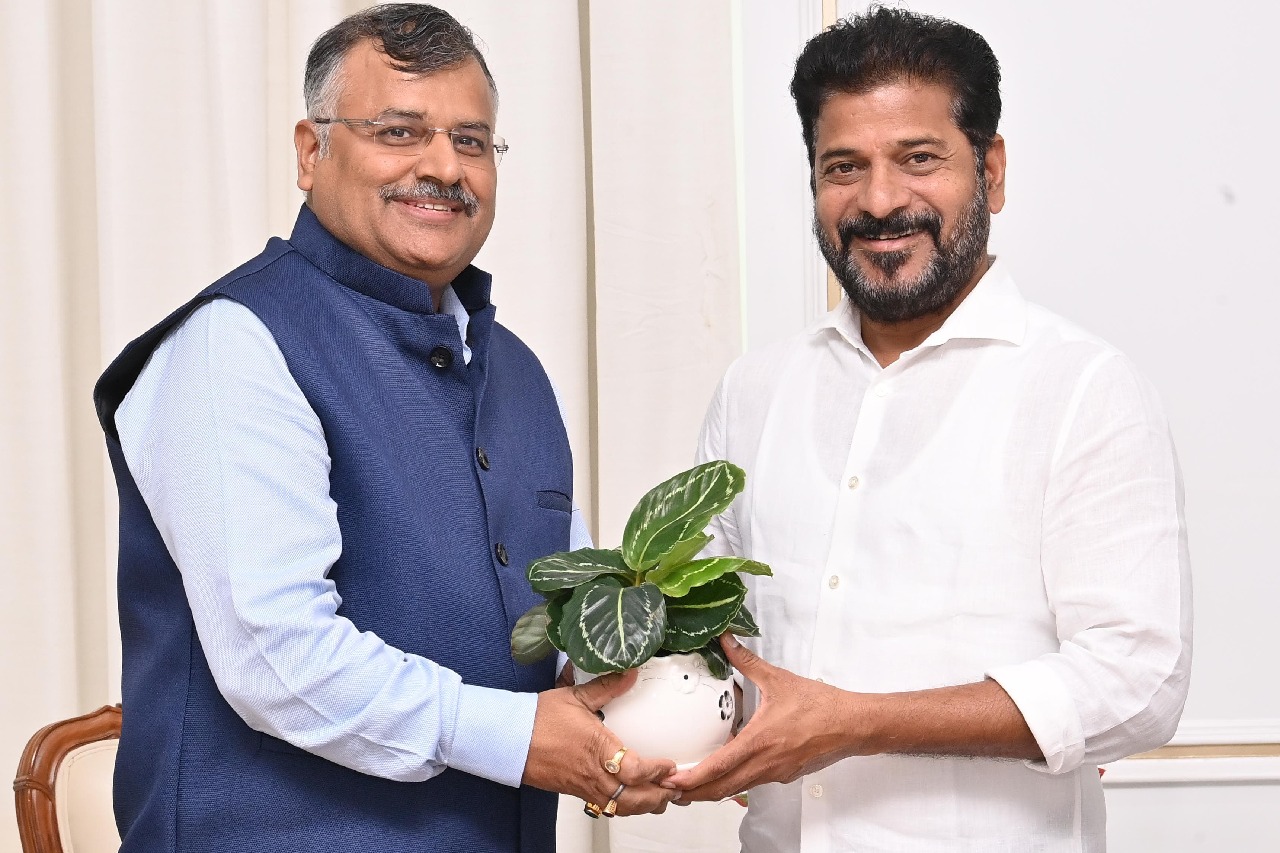 ఫొటో:- సచివాలయంలో సీఎం రేవంత్ రెడ్డిని కలిసిన తెలంగాణ డీజీపీ జితేందర్