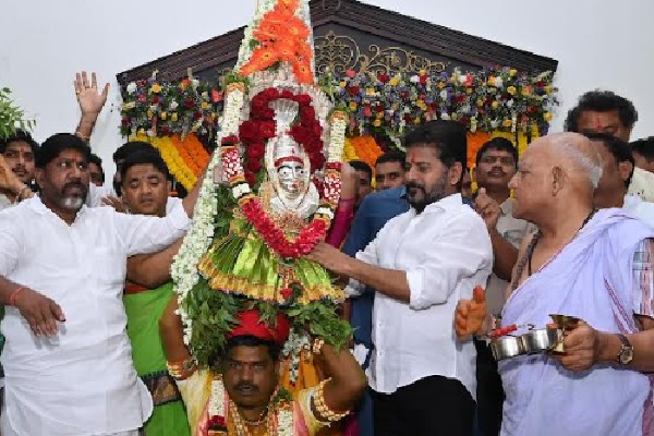 ఫోటోలు:- ఆషాడ మాసం సందర్భంగా ప్రజా భవన్ లోని నల్ల పోచమ్మ దేవాలయంలో నిర్వహిస్తున్న బోనాల ఉత్సవాలకు హాజరైన ముఖ్యమంత్రి రేవంత్ రెడ్డి