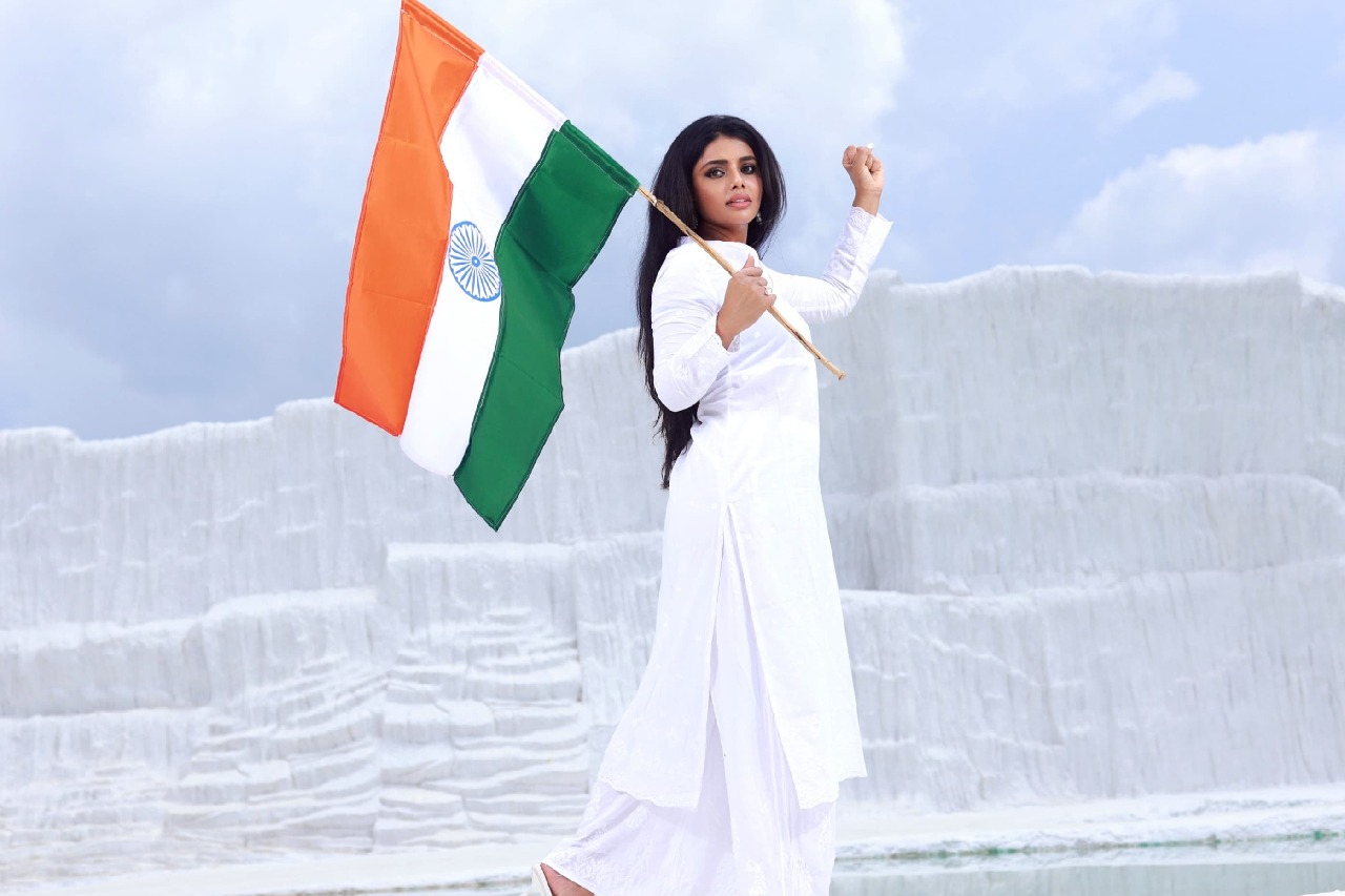 పోస్ట్ ప్రొడక్షన్ పనుల్లో ‘డియర్ ఉమ’.. ఇండిపెండెన్స్ డే స్పెషల్ స్టిల్‌తో ఆకట్టుకుంటున్న సుమయా రెడ్డి 