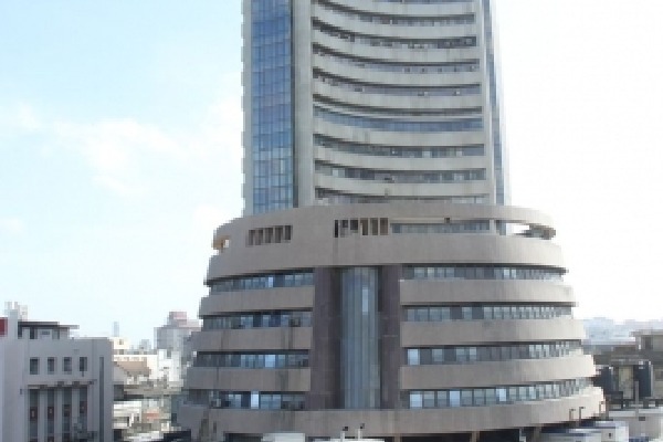 Sensex, Nifty trade flat amid mixed global cues