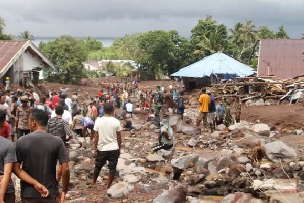 13 killed, 6 missing from deadly flash floods, landslides in Indonesia