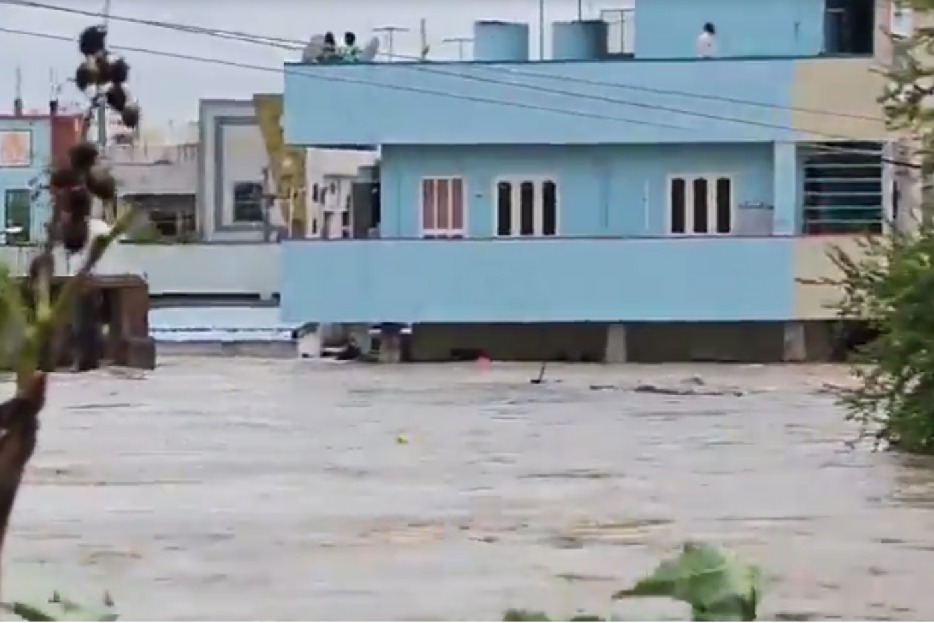Nine killed in Telangana floods, choppers to Khammam for rescue