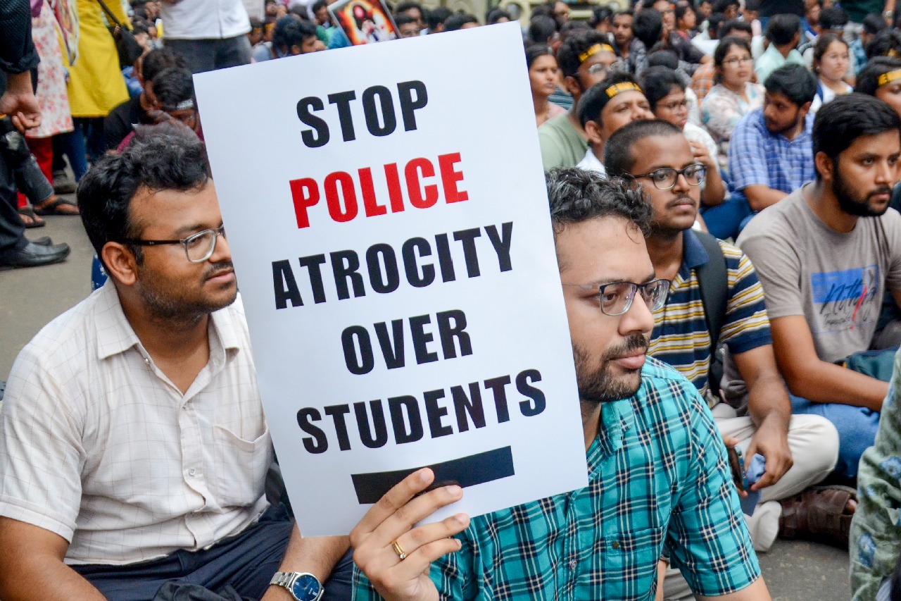 Under pressure, Kolkata Police lift barricades to allow junior doctors to march ahead