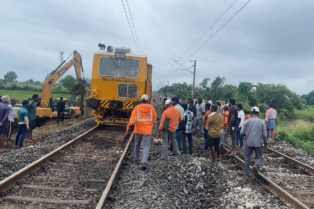 Damaged tracks restored, train traffic on Vijayawada-Hyderabad route
 set to resume (Lead)