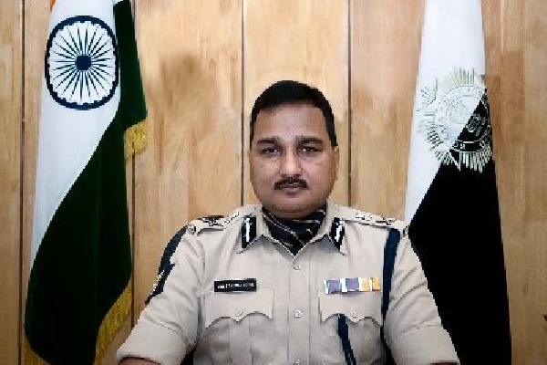 Kolkata police chief came to me several times to quit, did not accept resignation: Mamata