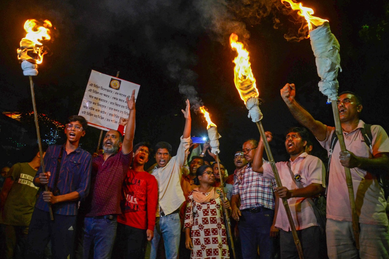 RG Kar protests: Junior doctors, common people take out torch rally to CBI office