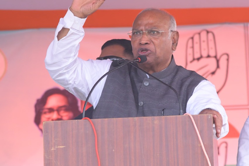 Kharge campaigns in Jharkhand, replies to BJP’s ‘batenge toh katenge’ slogan