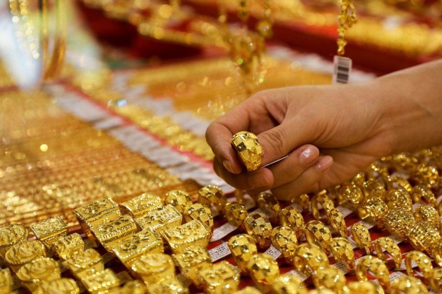 Gold prices fall to Rs 77,000 per 10 grams; sliver below Rs 91,000 per kg