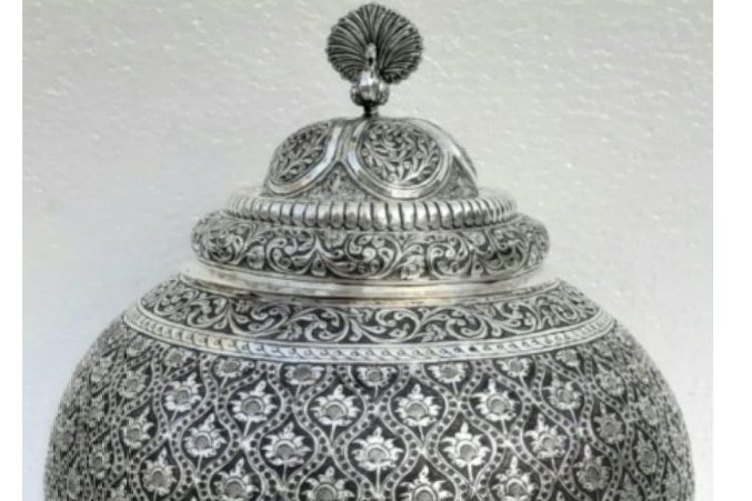 PM Modi gifts Kolhapur-made 'panchamrit kalash' to Nigerian President