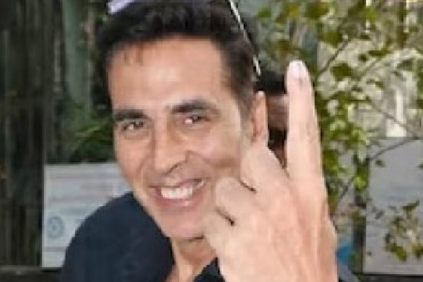 Akshay Kumar among earliest voters, says ‘good morning’