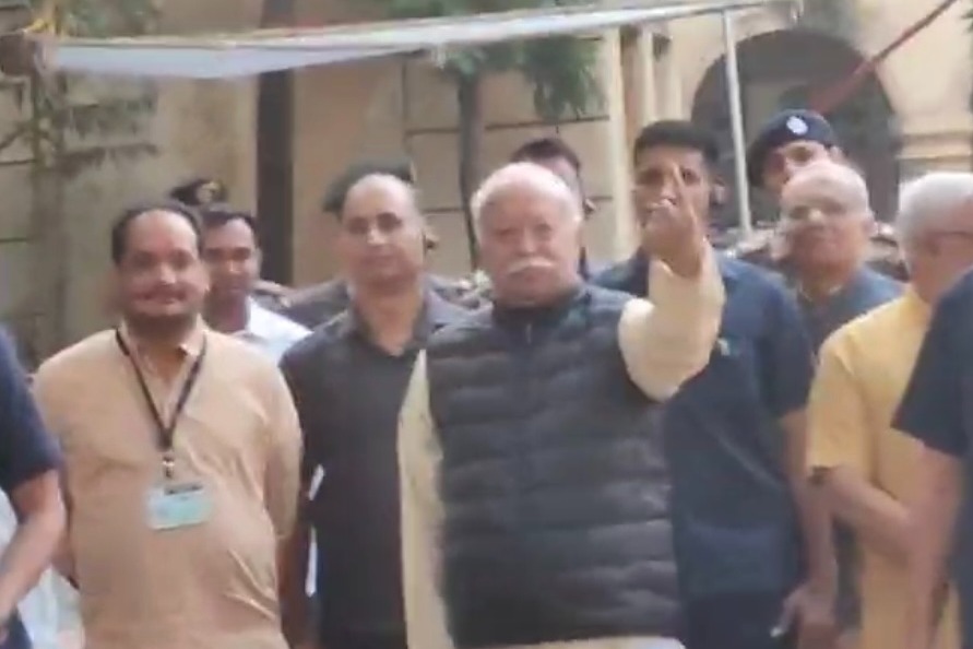 Maharashtra starts voting to pick new govt, RSS chief casts vote