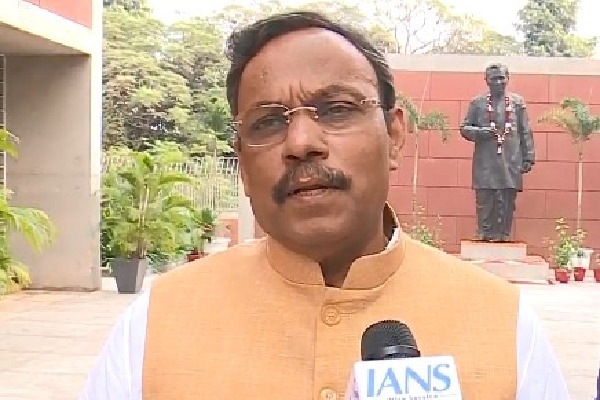 ‘It’s Congress habit to spread lies’, says Vinod Tawde after sending legal notice to Kharge, Rahul