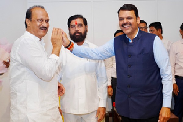 Fadnavis leaves for Delhi, expected to meet Amit Shah along with Shinde, Ajit Pawar