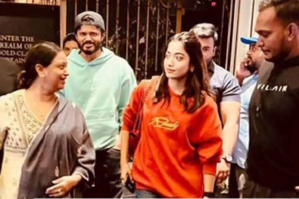 Rashmika Joins Vijay Deverakonda’s Family to Watch Pushpa-2!