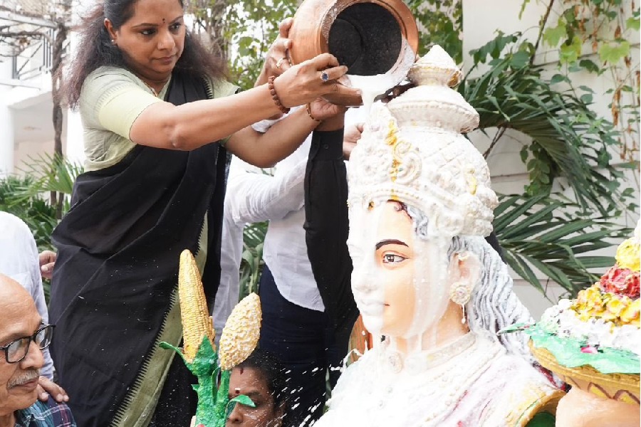 Telangana Talli Statue Sparks Controversy, Kavitha Performs Abhishekam