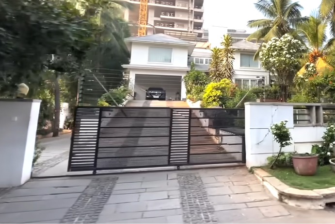 Police Enter Allu Arjun’s Residence Amid Student Protests; Actor's father-in-law Visits Site