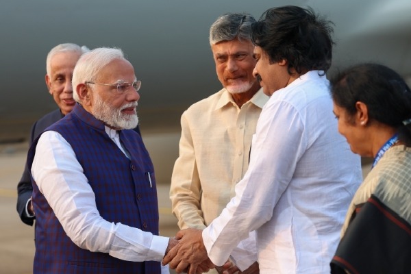 Chandrababu, Pawan Kalyan Accord Grand Welcome to Modi, Roadshow Begins – Photos Inside