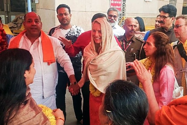 Steve Jobs' Wife Laurene Visits Kashi, Participates in Special Rituals Ahead of Maha Kumbh Mela
