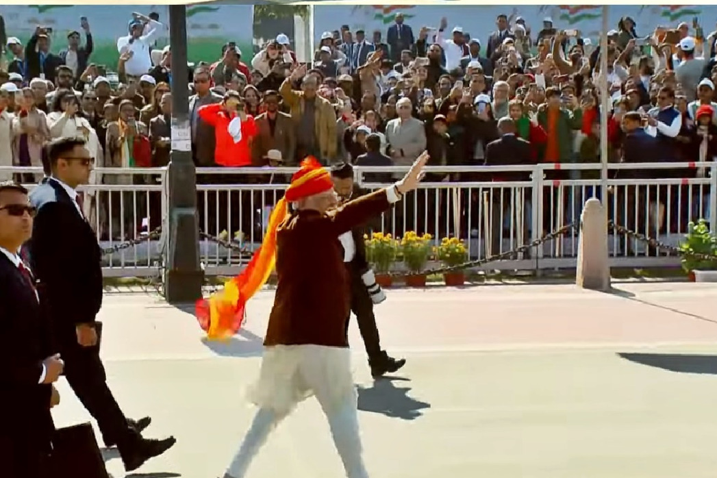 PM Modi breaks protocol, walks down Kartavya Path to greet people