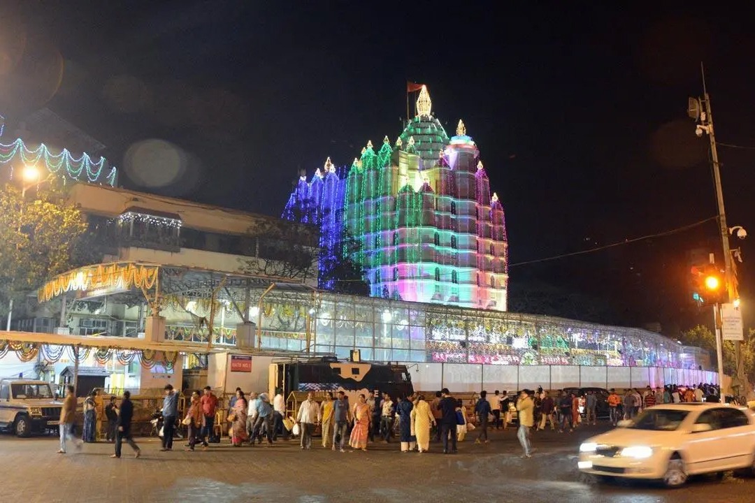 Dress Code Implemented at Mumbai’s Siddhivinayak Temple: No Entry for Short Skirts and Revealing Attire