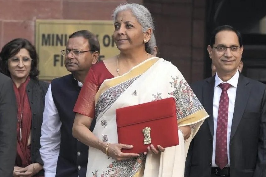 Nirmala Sitharaman Wears Gifted Handloom Saree for Budget Presentation – Who Gifted It?