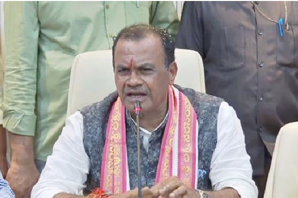 Komatireddy Venkat Reddy Hits Back at KTR’s Remarks on Congress