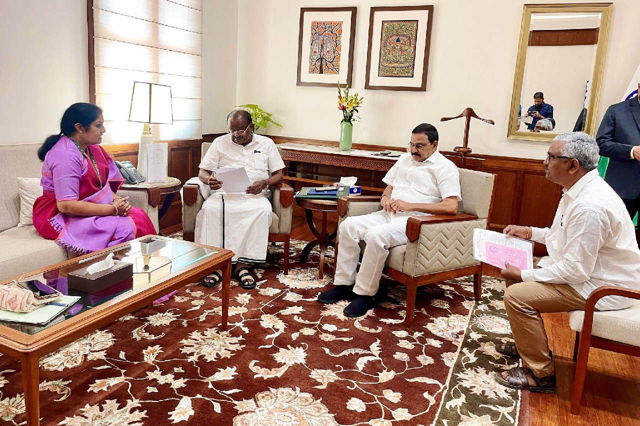 Purandeswari Discusses Visakhapatnam Steel Plant Employees’ Issues with Union Minister