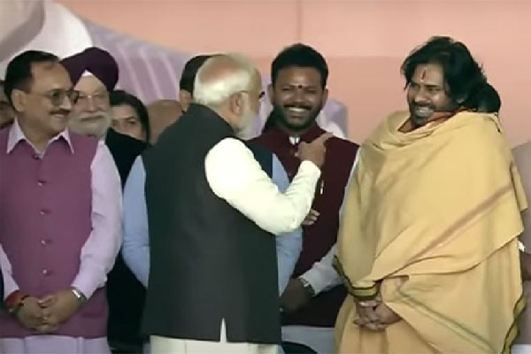 Delhi CM Swearing-in Ceremony: PM Modi Pauses to Greet Deputy CM Pawan Kalyan, Shares a Laughter-filled Moment