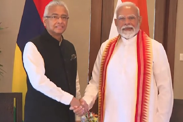 PM Modi meets Pravind Jugnauth, discusses strengthening bilateral ties
