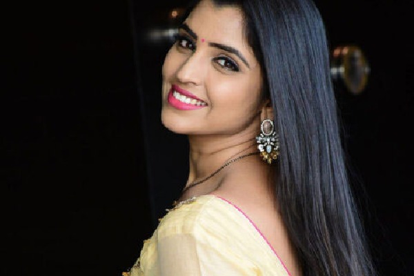 High Court Orders Police Not to Arrest Anchor Shyamala, Allows Investigation