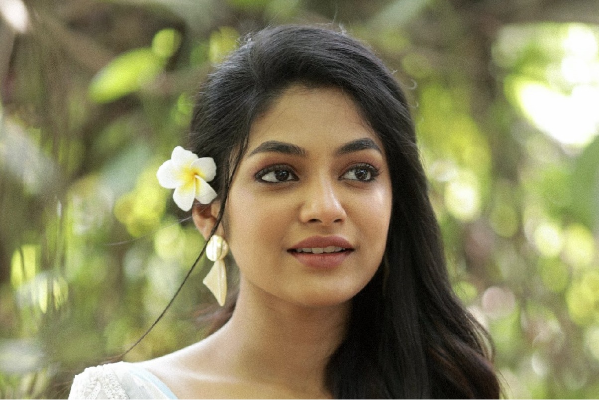 చేపకళ్ల పిల్లకి తగ్గని క్రేజ్!