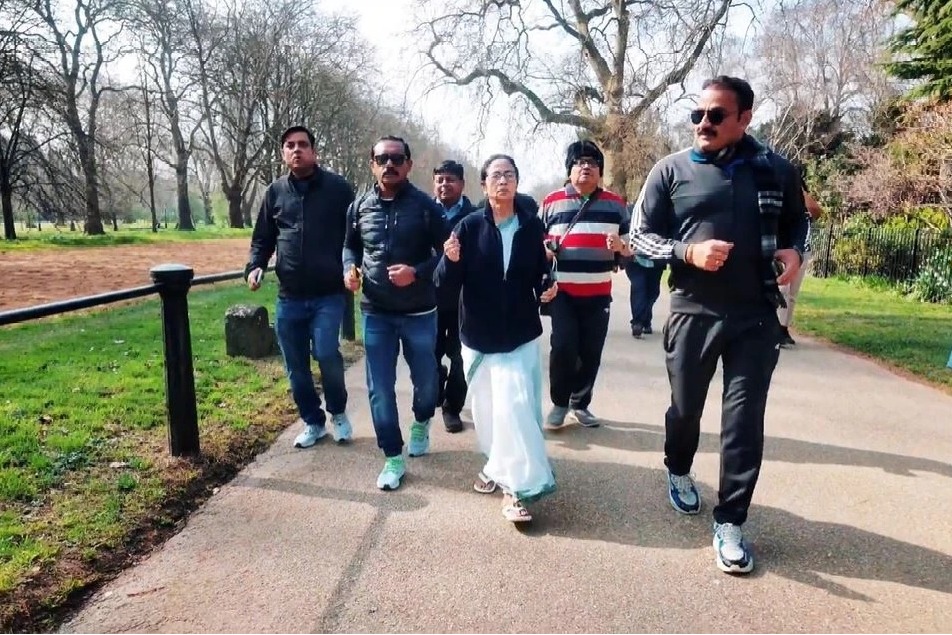 Mamata Banerjee Goes Jogging in a London Park – Watch the Video!