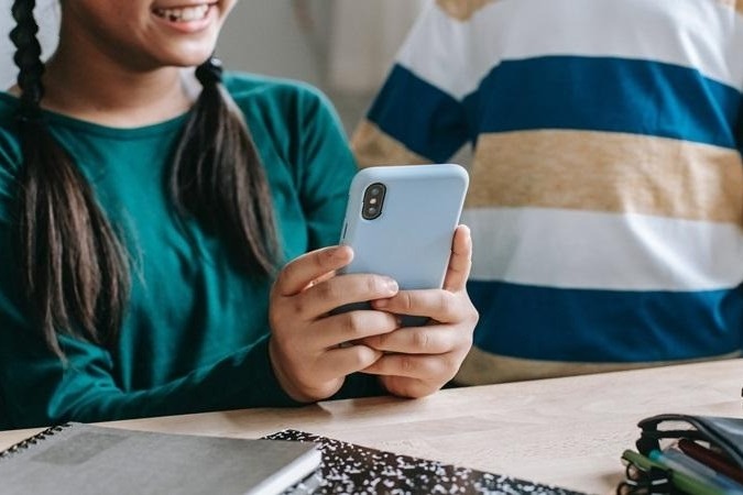 Study links excessive screen time to sleep disruptions, depression in girls