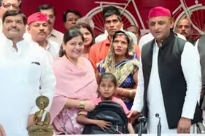 Akhilesh Yadav felicitates Ananya, the girl who saved her books during demolition drive