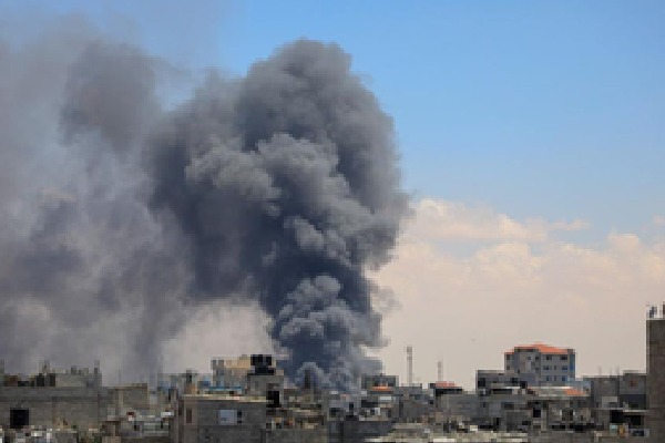 Hamas rockets injure three in Israel; Israeli forces strike central Gaza