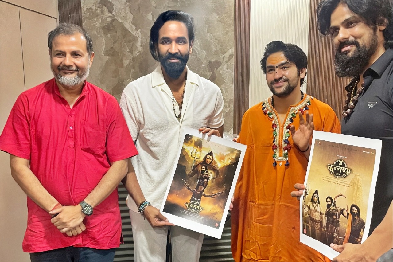 ‘Kannappa’ team meets Bageshwar Baba; Takes his blessings